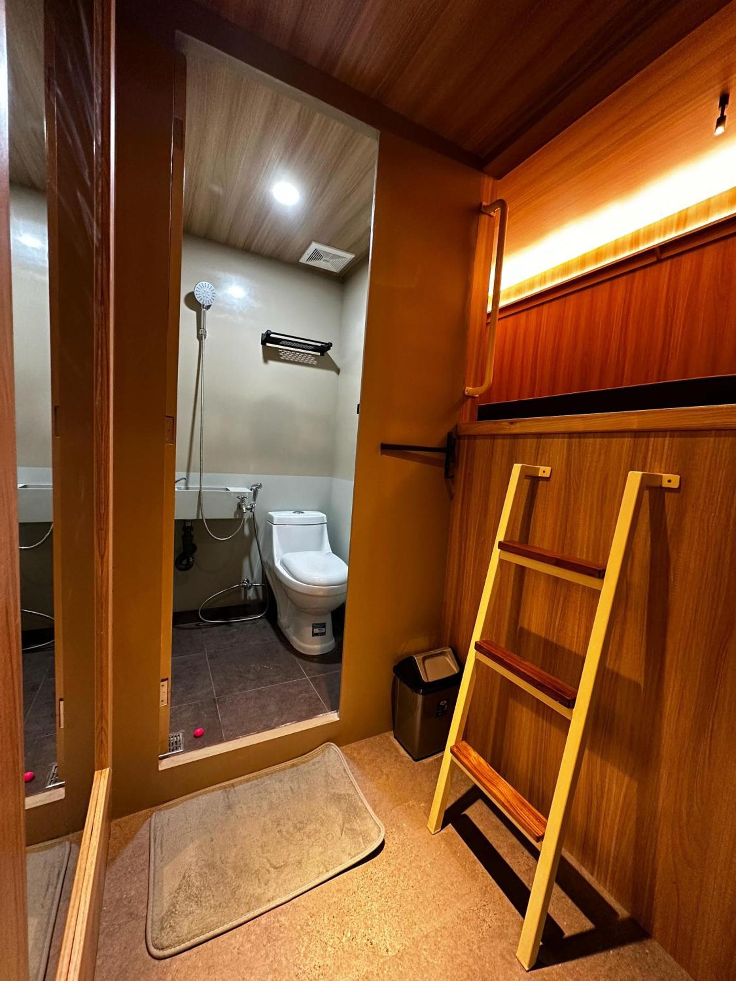 Dosare Capsule Capsule hotel *
